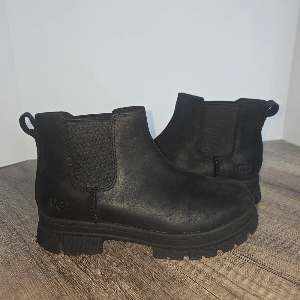 UGG Kids Ashton Chelsea Boots Black Waterproof Leather Lug Sole 1143662K Size 3Y
